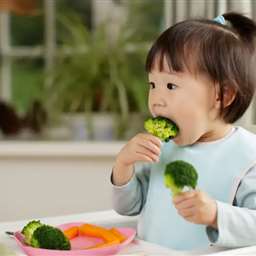 چگونه کودک خود را ترغیب کنیم تا سبزیجات خود را بخورد؟